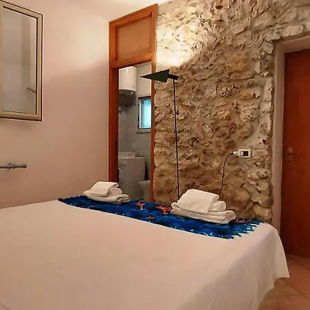 Pajara Plenteda * Santa Cesarea Terme
